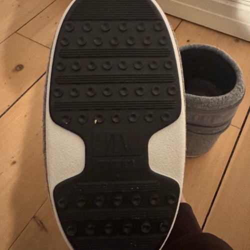 Moon Boot boots authentic in like new gray