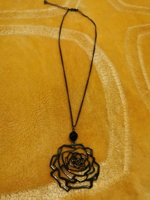 Necklace like new with rose design black and gray