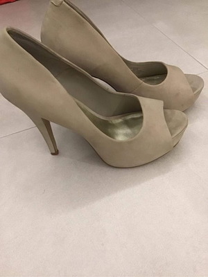 Jessica Simpson suede beige peep toe heels used, size 38