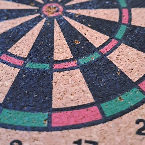 Small dartboard with six darts 20x17cm used