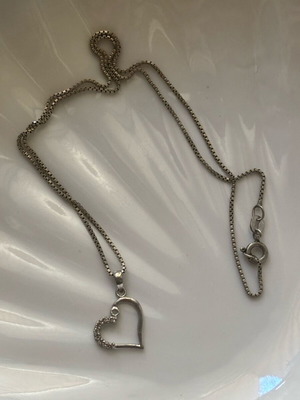 Silver necklace new with heart pendant