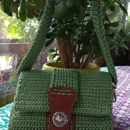 Knitted bag new green with leather closure and strap