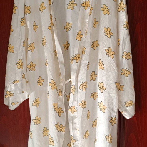 Satin robe white like new, size L