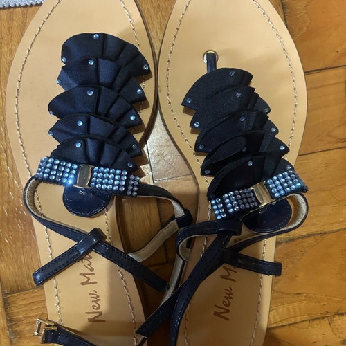 Flat sandals blue with rhinestones and ruffles like new