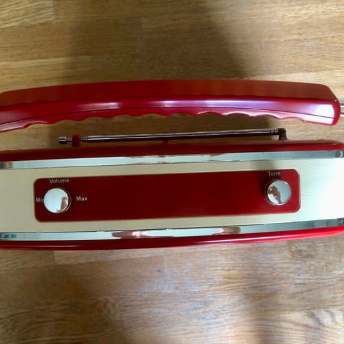 Akai i-Vintage radio like new, red wood effect
