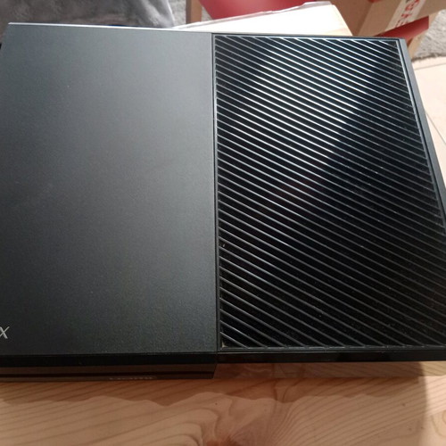 Xbox One 500GB used with one controller and GTA5
