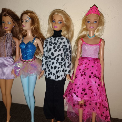 Barbie dolls used, pack with defects