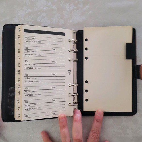 Agenda new in excellent condition with card slots and notepad