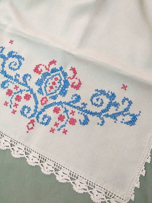 Κεντημένο σεμέν με δύο πετσετάκια καινούργιο, χειροποίητη πλεκτή δαντέλα