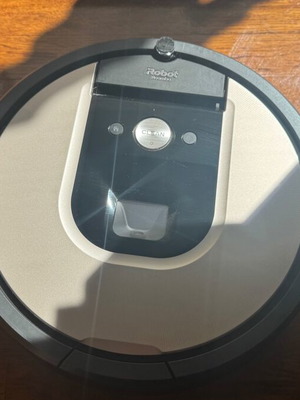 I Robot Roomba robotic vacuum like new, gold and black