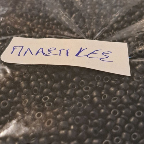 Plastic beads black 225g like new