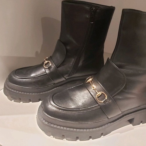 Black boots size 41 like new with lining