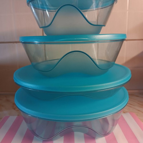 Harmony set serving containers like new with easy handle