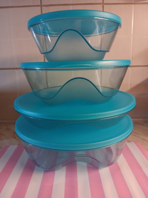 Harmony set serving containers like new with easy handle