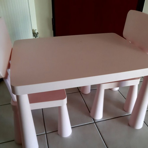 Children's table set with 2 chairs like new