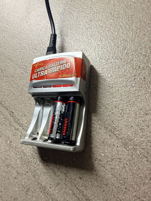 Battery charger AA + AAA used with two rechargeable batteries gift