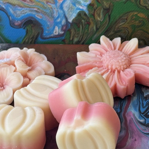 Handmade candle and wax melts with 2 flowers and 4 pumpkins