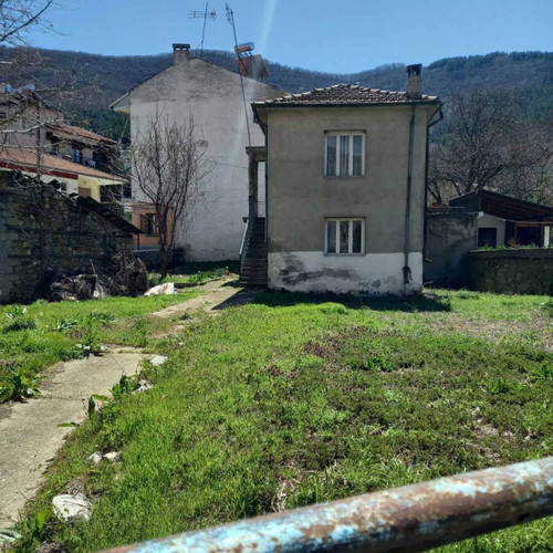 Land with old two-story house 500 sqm in Florina city