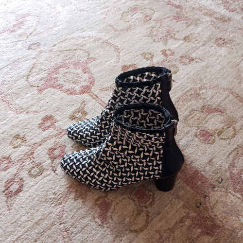 Zara ankle boots used black and white knit with zipper size 37