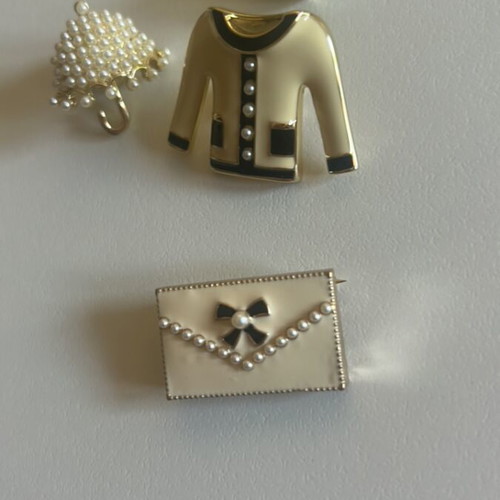 Vintage pin set with enamel and pearls, new