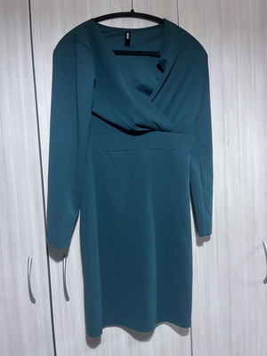 Midi dresses with surplice V-neck and long sleeves, dark green and mustard