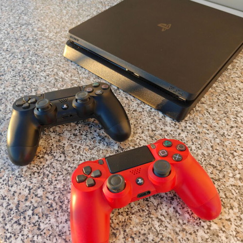 Sony PS4 Slim 500GB κονσόλα με 2 χειριστήρια και NBA 2K19, FIFA 19