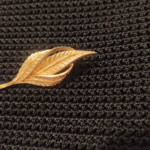 Vintage leaf-shaped brooch like new, gold tone