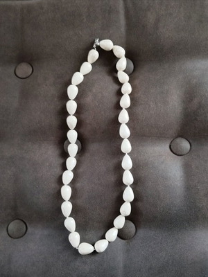 Necklace with white howlite beads like new