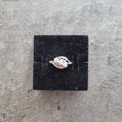 Vintage fashion ring with three clear stones