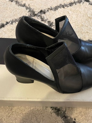 Vavoulas leather pumps like new, size 36, black with box
