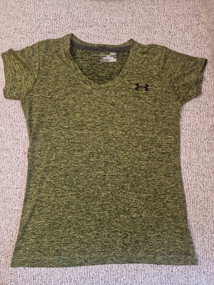 Under Armour Heat Gear workout shirt like new, size XL, green