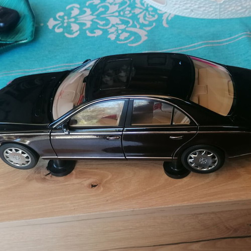 Maybach 57 1/18 scale model by Autoart like new
