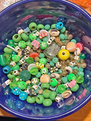Beads set like new, 203 grams acrylic, wood, glass, shells, ceramic