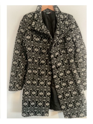 Coat with patterns made in Italy like new, size S, black and beige