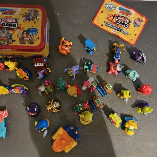 Super Zings collector tin with 30 figures and 2 cars like new