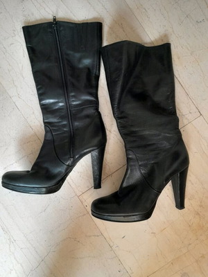 Tamaris boots size 38 like new, black