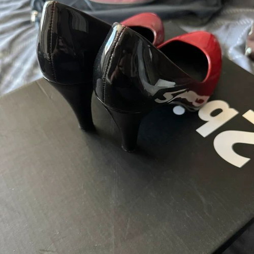 Patent leather pumps red-black ombré