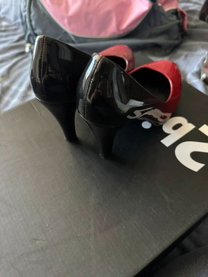 Patent leather pumps red-black ombré