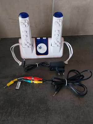 Interactive console like new, retro with 2 controllers and 221 games