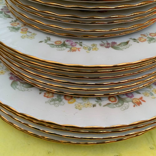 Royal Kent 32-Piece Dinner and Tea Set like new