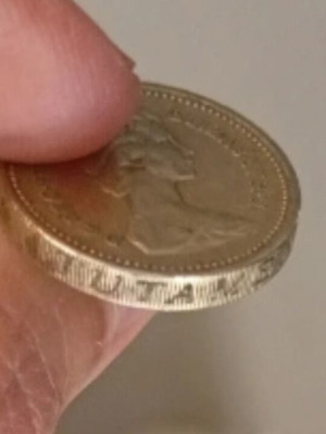 Collectible British Pound Coin 1983 with Queen Elizabeth, like new