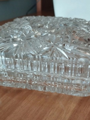 Carved crystal bonbonniere