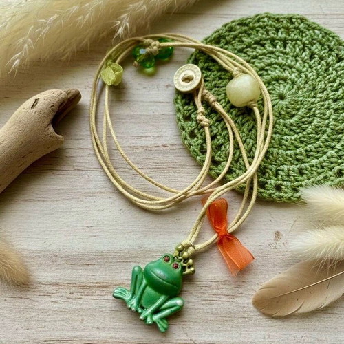 Necklace "Kiss Your Frog" like new, green and yellow