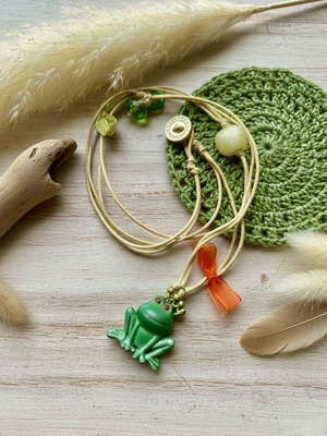 Necklace "Kiss Your Frog" like new, green and yellow