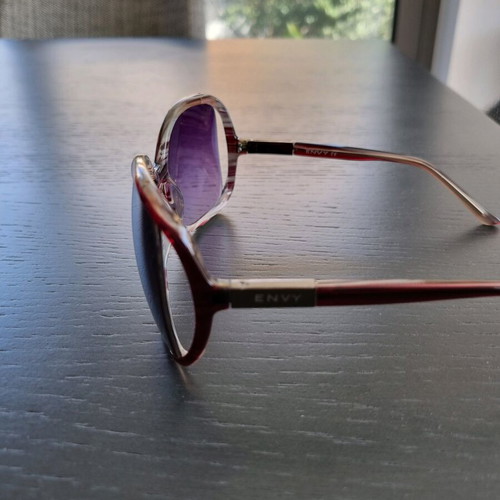 Envy sunglasses like new, burgundy and white