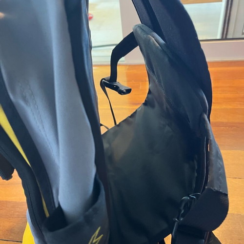 Dakine backpack 30lt like new, yellow