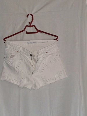 Γυναικείο σορτσάκι τζην λευκό μεταχειρισμένο, μέγεθος 38 Bershka