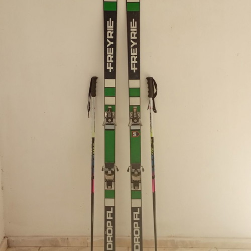 Freyrie ski bindings used with poles and straps