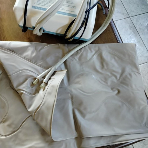 Suzric air mattress with alternating pressure pump, like new