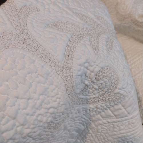 Ilis Home double quilt set like new, cotton with 2 pillows